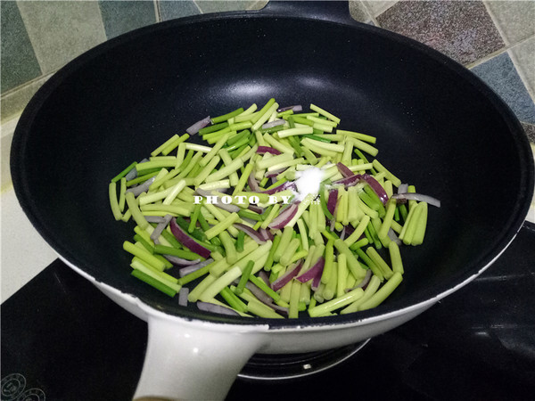 Stir-fried Pork with Garlic Sprouts recipe