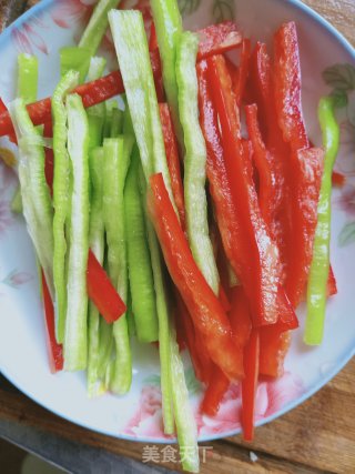 Stir-fried Shredded Pork with Tea Tree Mushroom recipe