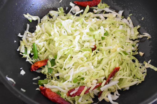 Stir-fried Wire Noodles with Cabbage recipe