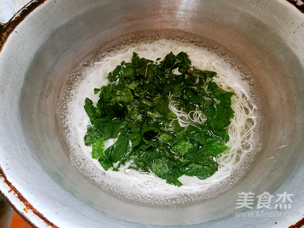 Sweet Potato Leaf Soup Noodles recipe