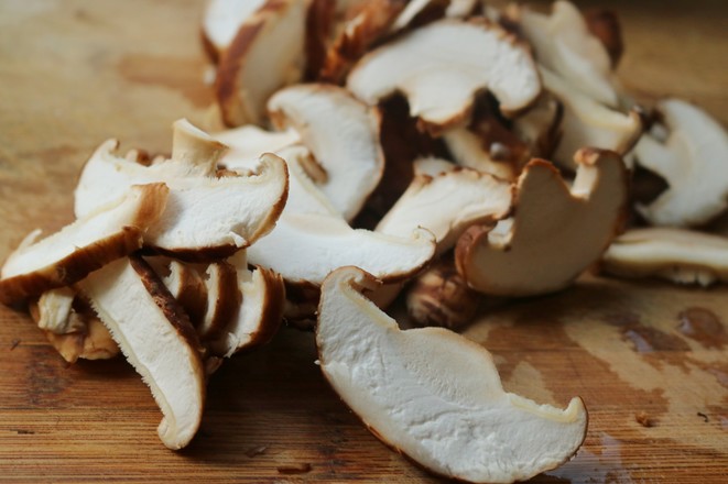 Stir-fried Garlic Sprouts with Shiitake Mushrooms recipe