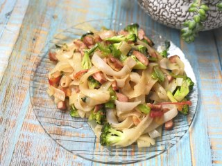 Fried Hor Fun with Broccoli Sausage recipe