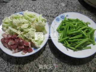 Stir-fried Cauliflower with Bacon and Convolvulus Stem recipe