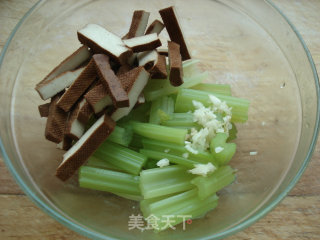 Soup with Fragrant Dried Celery recipe