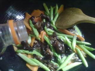 Stir-fried Black Fungus with Asparagus in Oyster Sauce recipe