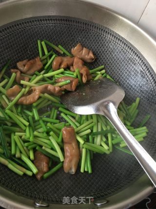 Stir-fried Large Intestine with Garlic Moss recipe