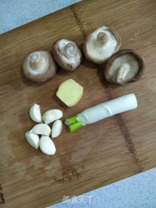 Stir-fried Broccoli with Chicken Breast and Shiitake Mushrooms recipe