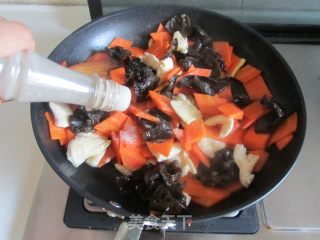 Fried Chicken with Carrots and Fungus recipe