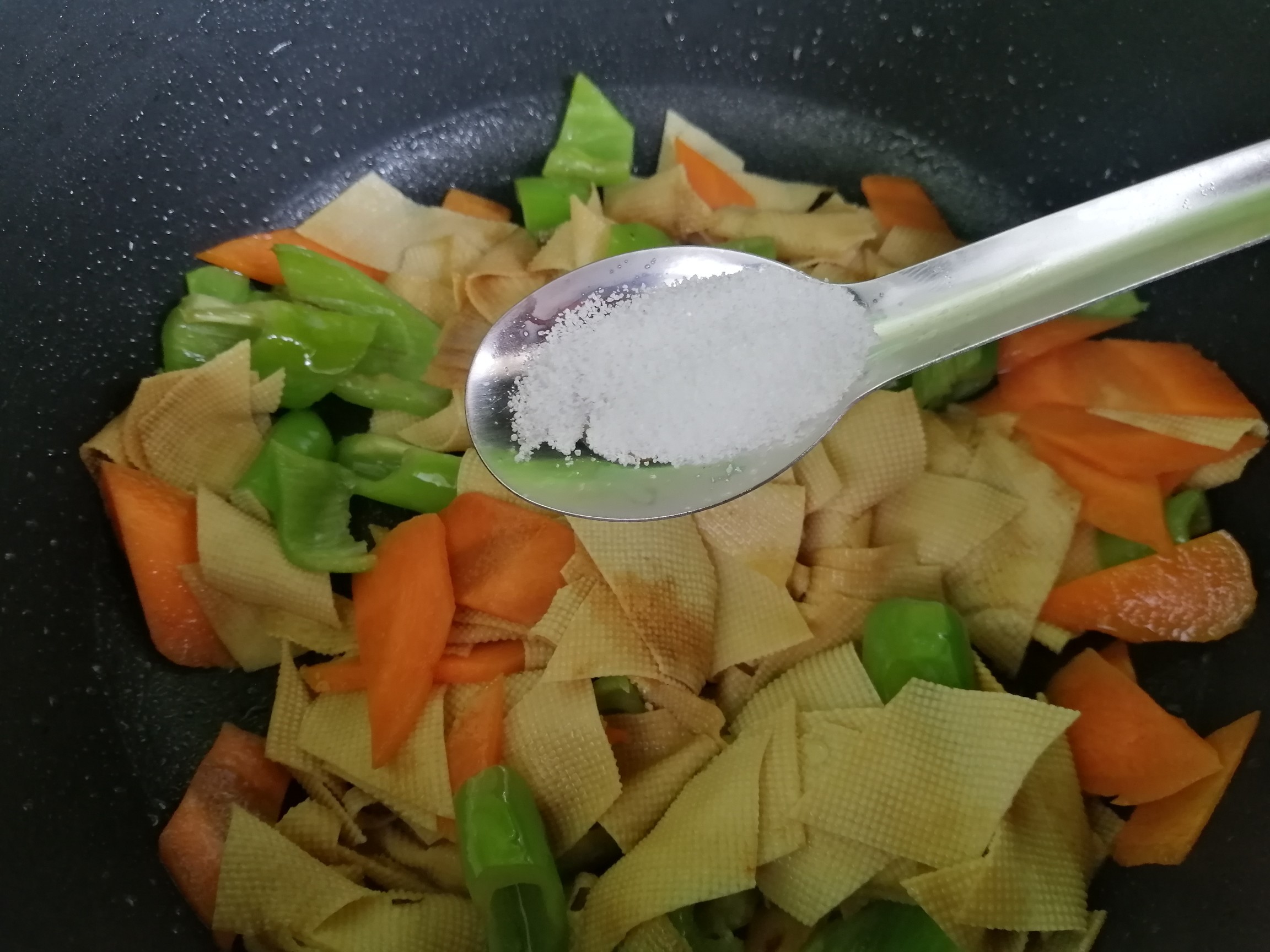 Stir-fried Tofu Skin with Carrot and Pepper recipe