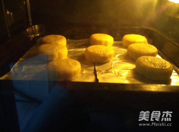 Learn to Make Rose-flavored Moon Cakes recipe