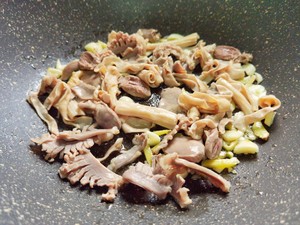 Spicy Stir-fried Duck with Oyster Sauce recipe