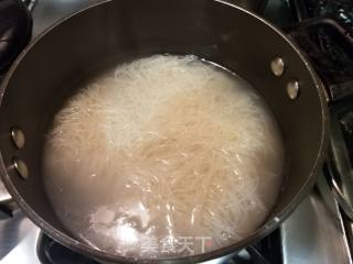 Rice Noodles with Tomato and Oyster Mushroom recipe