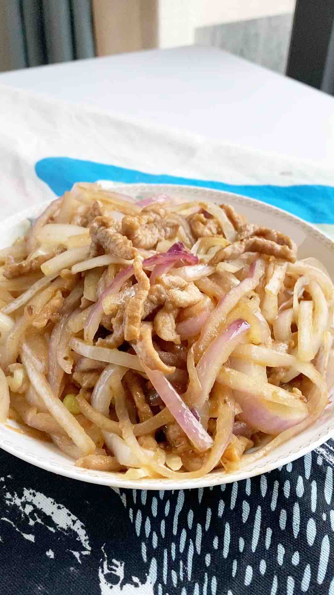 Stir-fried Shredded Pork with Onion, Onion is A Treasure, Eat More After The Festival to Cleanse The Intestines recipe