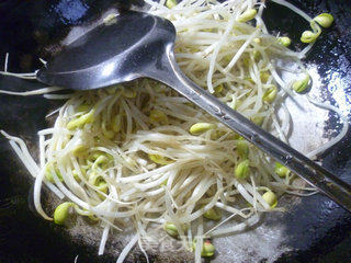 Fried Soy Sprouts with Purple Onion recipe