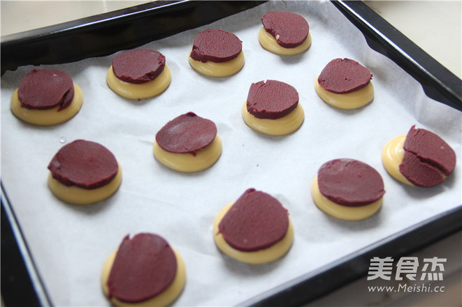 A Red Yeast Pastry Puff is The Most Pleasant in Autumn recipe