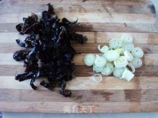 Stir-fried Cabbage with Black Fungus recipe