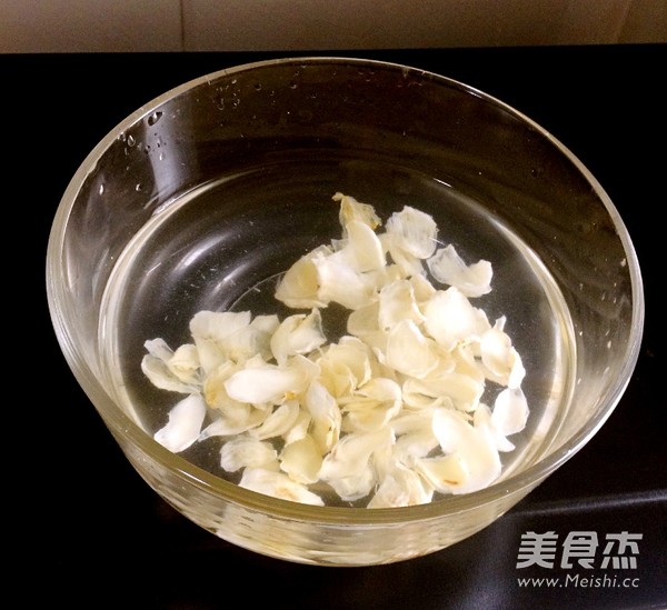 Tremella, Lotus Seed, Lily and Millet Porridge recipe