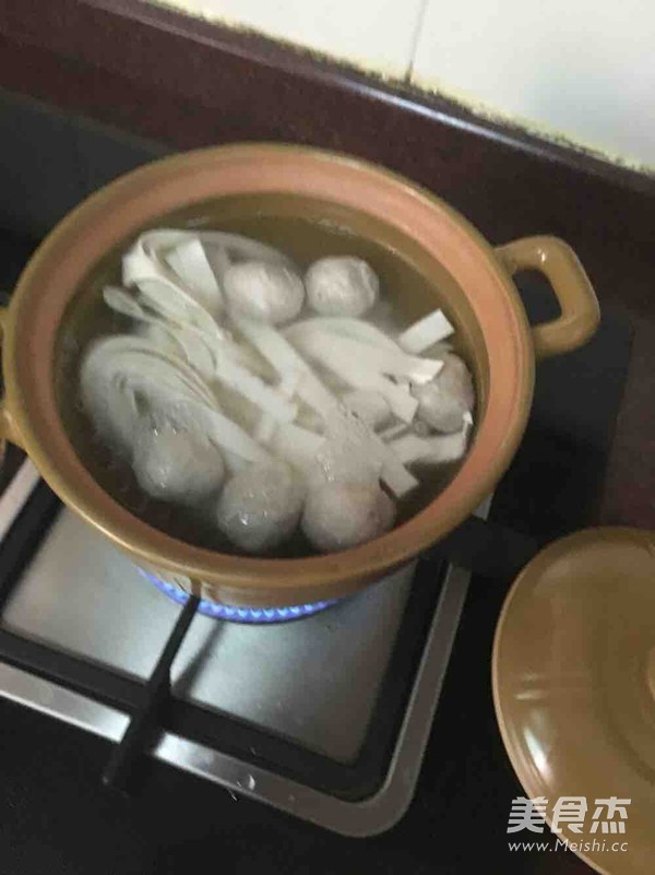 Lettuce and Meatballs Cut Noodles recipe