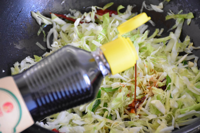 Stir-fried Wire Noodles with Cabbage recipe