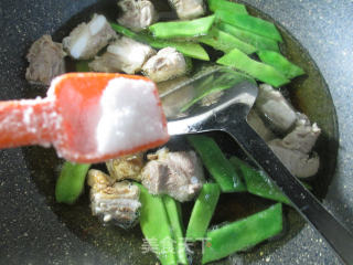 Braised Pork Ribs with Oiled Beans recipe
