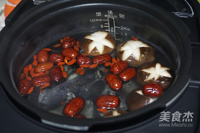 Red Dates and Wolfberry Black-bone Chicken Soup recipe