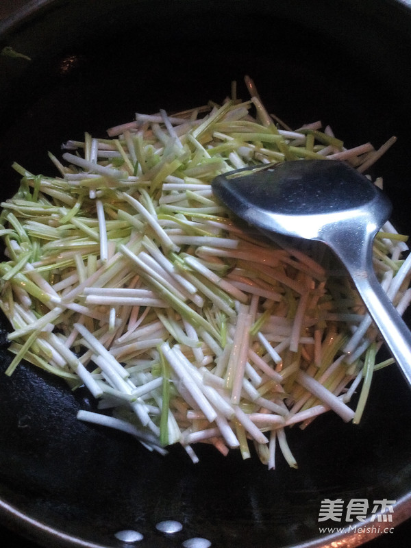 Stir-fried Pentube Fish with Garlic and Yellow recipe