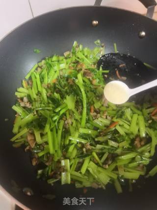 Stir-fried Celery with Shiitake Mushrooms and Minced Meat recipe