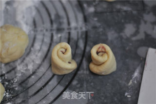 #四session Baking Contest and is Love to Eat Festival#purple Sweet Potato and Red Bean Roll Bread Flower recipe