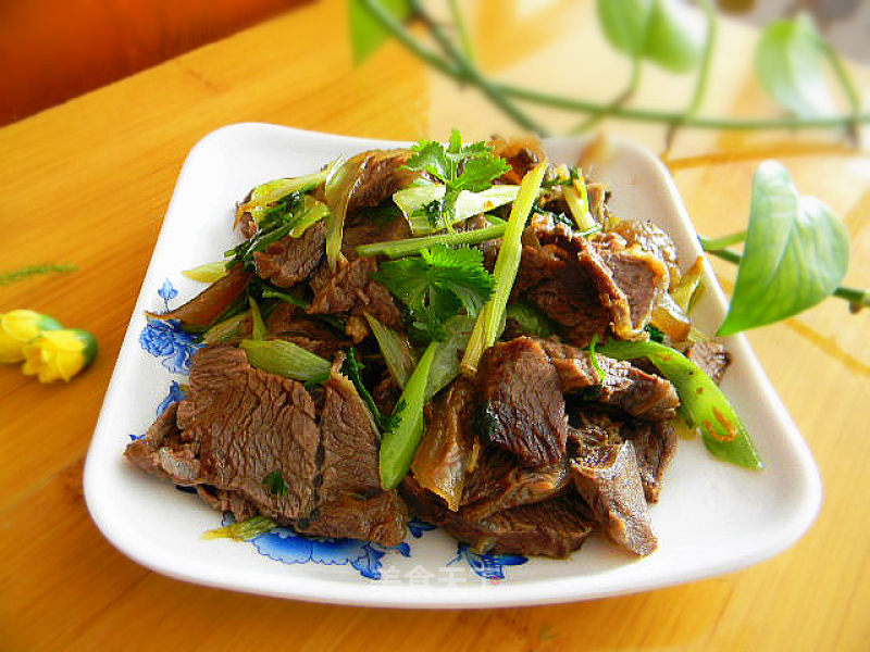 Stir-fried Beef Slices with Scallions recipe