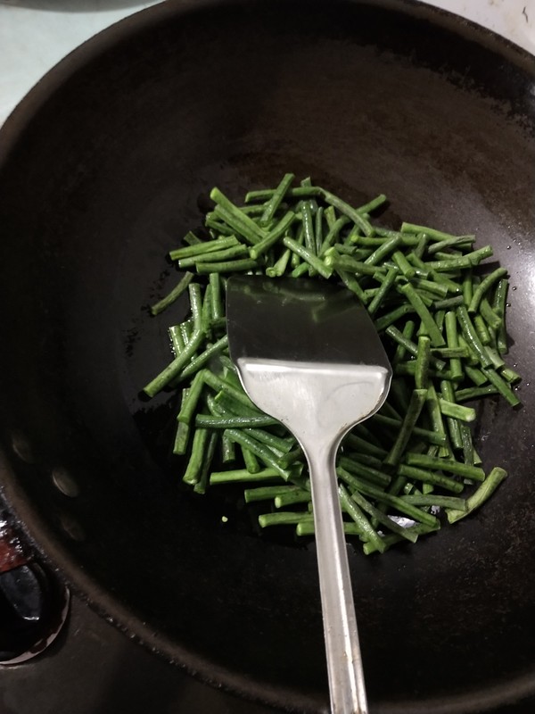 Stir-fried Pork with Cowpeas recipe