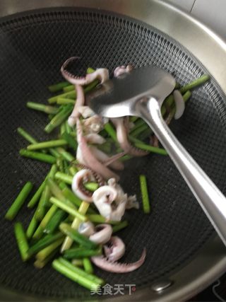 Stir-fried Squid Legs with Garlic Moss recipe