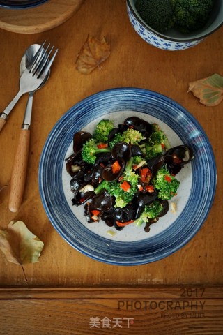 Chopped Pepper Fungus Mixed with Broccoli recipe