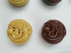 Brown Sugar Moon Cakes (with Detailed Instructions for Luxurious Five-core Moon Cakes) recipe