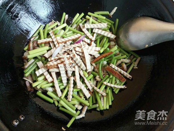 Roasted Pork and Stir-fried Garlic and Dried Tofu recipe