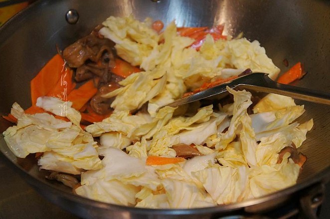 Stir-fried Chinese Cabbage with Yuan Mushrooms that are More Fragrant Than Meat recipe