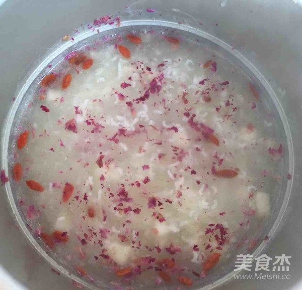 Hu's Sydney White Fungus, Lotus Seed and Rose Congee recipe