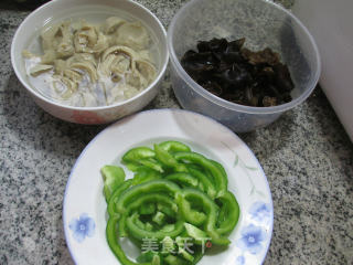 Fried Gluten with Light Pepper and Black Fungus recipe