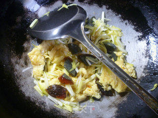 Scrambled Double Eggs with Leek Sprouts recipe