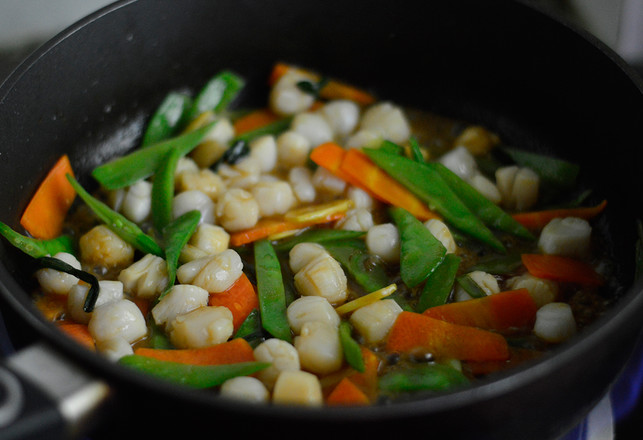Stir-fried Fresh Shells with Seasonal Vegetables recipe