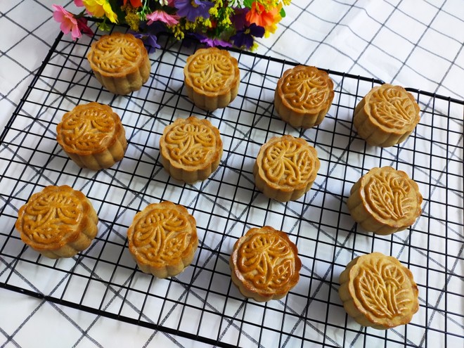 Cantonese-style Egg Yolk Lotus Seed Paste Mooncake 🥮 Contains 50g~125g Pie Crust Filling Ratio 🥮 recipe