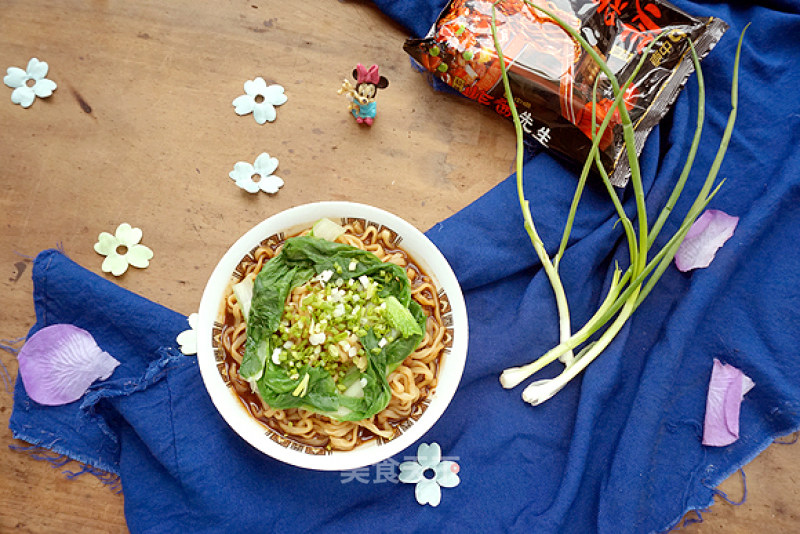 Instant Noodles with Clear Soup and Fried Sauce recipe