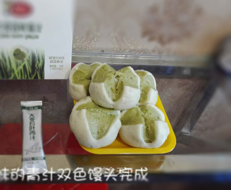 Two-color Steamed Buns with Green Sauce