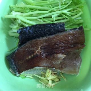 Stir-fried Cured Fish with Celery recipe