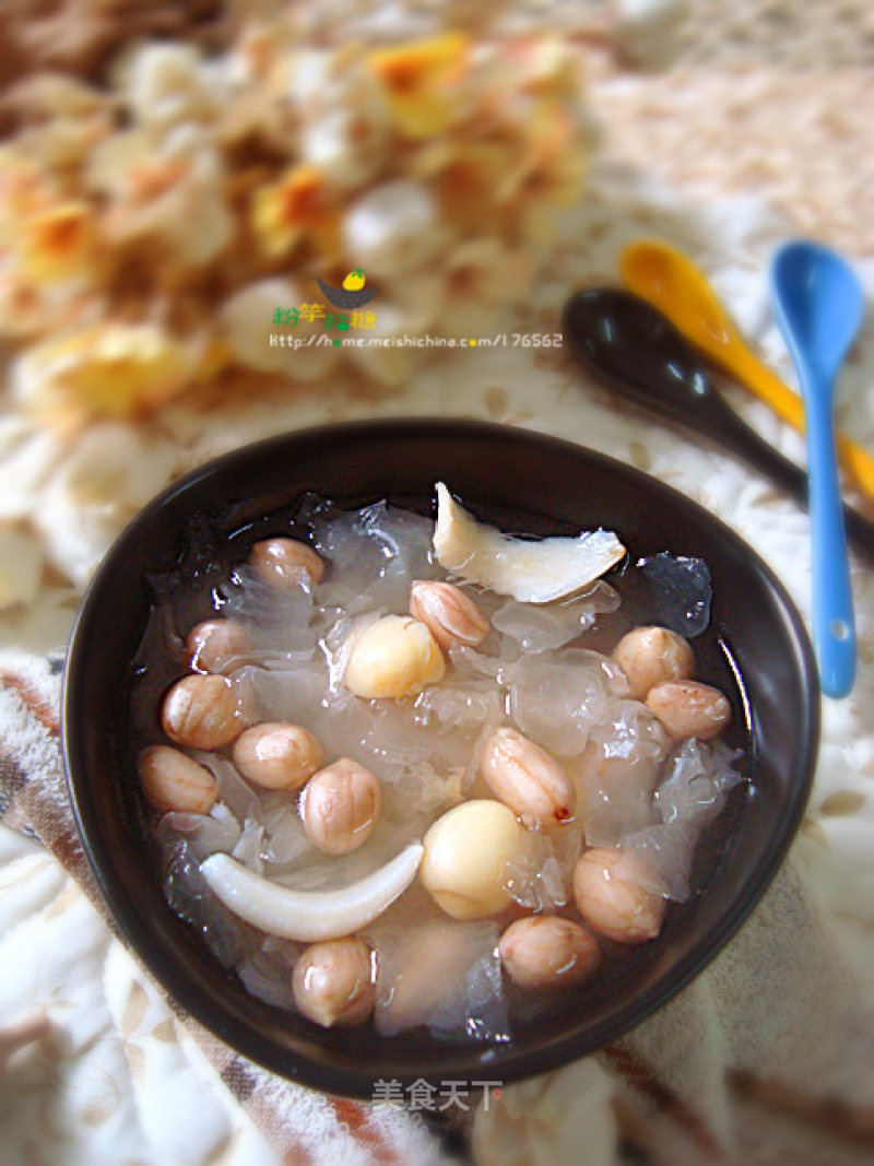 Nourishing and Nourishing Blood Soup: Peanut Lily Tremella Soup recipe