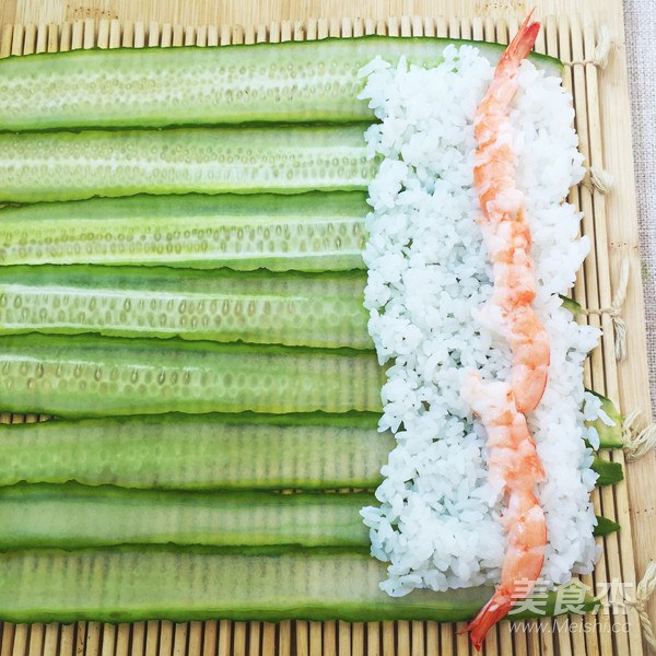Chobe-cucumber and Seafood Thin Rolls recipe