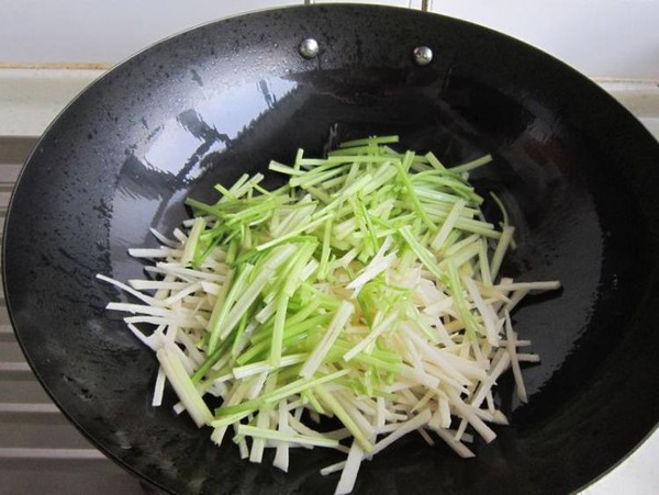 Stir-fried Potatoes with Celery recipe