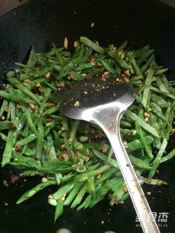 Stir-fried Autumn Rice Beans with Peanuts recipe