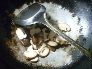Stir-fried Chrysanthemum with Mushrooms recipe