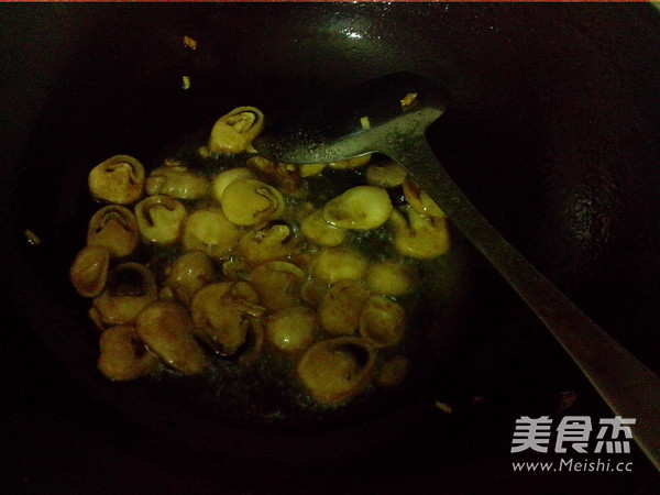 Stir-fried Straw Mushroom with Garlic Moss recipe