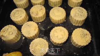 Cantonese-style Lotus Seed Paste Moon Cake recipe